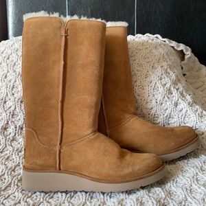 Koolaburra by UGG- Women’s Classic Slim Tall in Chestnut~ size 9